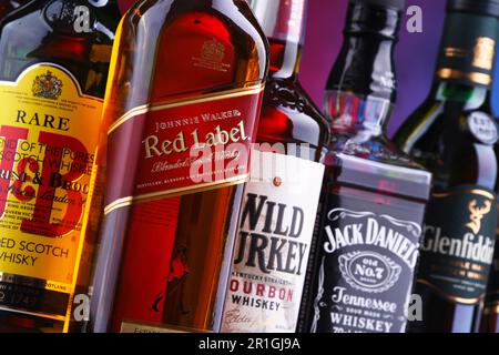 POZNAN, POLONIA - 16 NOVEMBRE 2018: Bottiglie di diversi marchi di whiskey globali, il liquore più popolare al mondo Foto Stock