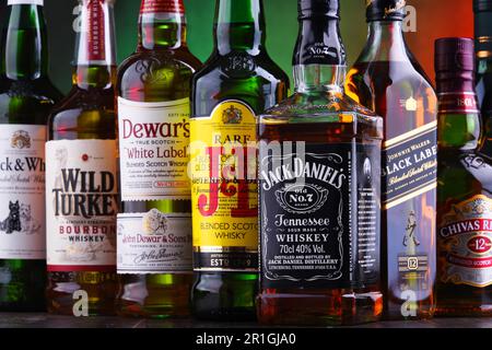 POZNAN, POLONIA - 16 NOVEMBRE 2018: Bottiglie di diversi marchi di whiskey globali, il liquore più popolare al mondo Foto Stock