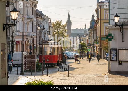 Vecchio caffè retrò del tram nella città vecchia di Tarnow al tramonto, Polonia Foto Stock