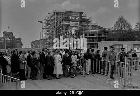 GDR, Berlino, 05.04.1990, frontiera al Muro alla porta di Brandeburgo, le guardie si allineano per l'ispezione Foto Stock