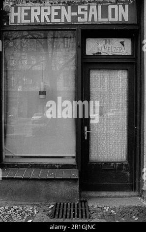 GDR, Berlino, 16.03.1990, chiuso, salone uomo in Brunnenstrasse Foto Stock