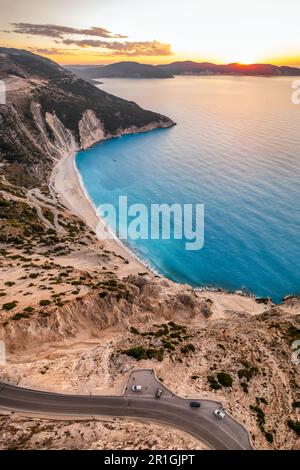 Tramonto sulla famosa spiaggia di Myrtos sull'isola di Cefalonia, Mar Ionio, Grecia Foto Stock
