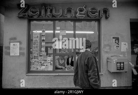 GDR, Berlino, 07.03.1990, edicola a Schoeneweide Foto Stock