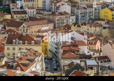Vista dall'alto degli edifici storici nel centro di Lisbona, Portogallo. Foto Stock