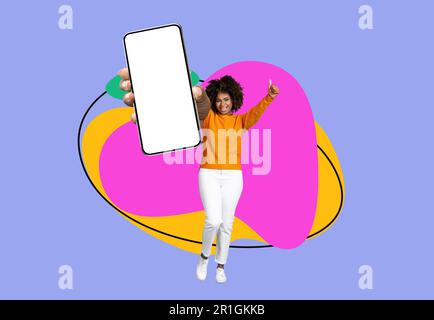 Offerta straordinaria. Donna nera eccitata con smartphone vuoto che saltano su sfondo astratto, Foto Stock
