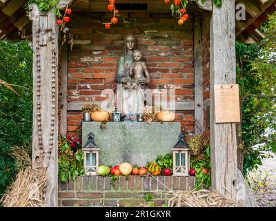 Particolare della piccola cappella sul vialetto, maria Chapel, sulla Schoolweg vicino alla città di Beuningen, Overijssel, Olanda Foto Stock