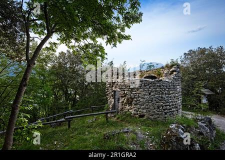 I ruderi medievali della chiesa-torre di San Giovanni alla Pinza. Riva del Garda, Trentino, Italia. Foto Stock