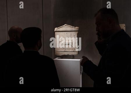 Atene. 13th maggio, 2023. Questa foto scattata il 13 maggio 2023 mostra le persone che guardano gli antichi capolavori della collezione museale al Museo dell'Acropoli di Atene, in Grecia. Il Museo dell'Acropoli partecipa alla Notte europea dei Musei di quest'anno con orari di apertura prolungati fino a mezzanotte e ingresso gratuito. Credit: Lefteris Partsalis/Xinhua/Alamy Live News Foto Stock