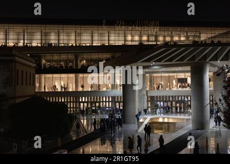 Atene. 13th maggio, 2023. Questa foto scattata il 13 maggio 2023 mostra il Museo dell'Acropoli di notte ad Atene, in Grecia. Il Museo dell'Acropoli partecipa alla Notte europea dei Musei di quest'anno con orari di apertura prolungati fino a mezzanotte e ingresso gratuito. Credit: Lefteris Partsalis/Xinhua/Alamy Live News Foto Stock