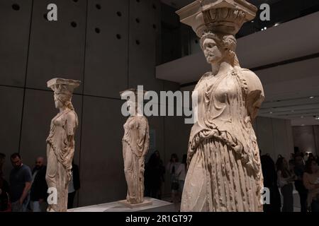 Atene. 13th maggio, 2023. Questa foto scattata il 13 maggio 2023 mostra le persone che guardano gli antichi capolavori della collezione museale al Museo dell'Acropoli di Atene, in Grecia. Il Museo dell'Acropoli partecipa alla Notte europea dei Musei di quest'anno con orari di apertura prolungati fino a mezzanotte e ingresso gratuito. Credit: Lefteris Partsalis/Xinhua/Alamy Live News Foto Stock