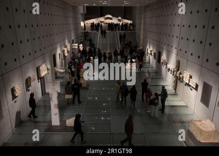 Atene. 13th maggio, 2023. Questa foto scattata il 13 maggio 2023 mostra le persone che guardano gli antichi capolavori della collezione museale al Museo dell'Acropoli di Atene, in Grecia. Il Museo dell'Acropoli partecipa alla Notte europea dei Musei di quest'anno con orari di apertura prolungati fino a mezzanotte e ingresso gratuito. Credit: Lefteris Partsalis/Xinhua/Alamy Live News Foto Stock