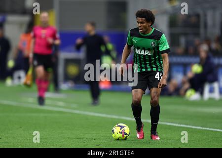 Milano, Italia. 13th maggio, 2023. Armand Lauriente di noi Sassuolo controlla la palla durante la Serie A match tra FC Internazionale e noi Sassuolo allo Stadio Giuseppe Meazza il 13 2023 maggio a Milano Italia . Credit: Marco Canoniero/Alamy Live News Foto Stock