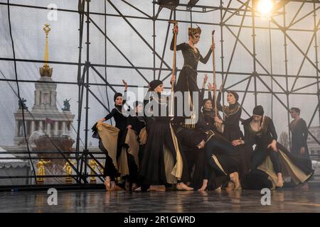 Mosca, Russia. 30th aprile 2023. Esecuzione della troupe del Balletto Imperiale Russo con un frammento del balletto 'Bolero' su una tappa del complesso espositivo VDNH in onore del lancio della stagione delle fontane, a Mosca, Russia Foto Stock