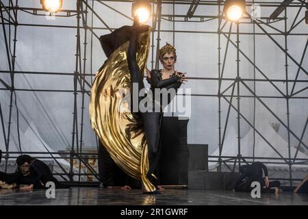 Mosca, Russia. 30th aprile 2023. Esecuzione della troupe del Balletto Imperiale Russo con un frammento del balletto 'Bolero' su una tappa del complesso espositivo VDNH in onore del lancio della stagione delle fontane, a Mosca, Russia Foto Stock