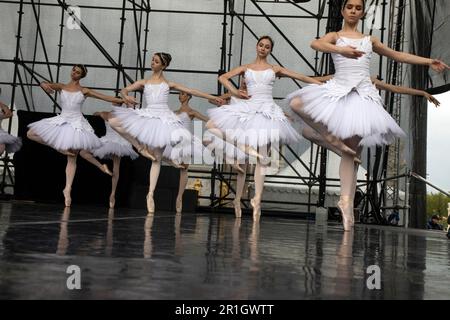 Mosca, Russia. 30th aprile 2023. Esecuzione della troupe del Balletto Imperiale Russo con il programma 'Melodia dell'acqua' su una tappa del VDNH in onore del lancio delle fontane, a Mosca, Russia Foto Stock