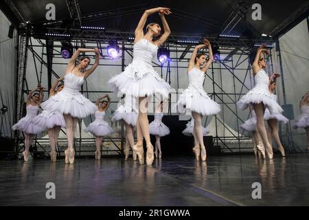 Mosca, Russia. 30th aprile 2023. Esecuzione della troupe del Balletto Imperiale Russo con il programma 'Melodia dell'acqua' su una tappa del VDNH in onore del lancio delle fontane, a Mosca, Russia Foto Stock