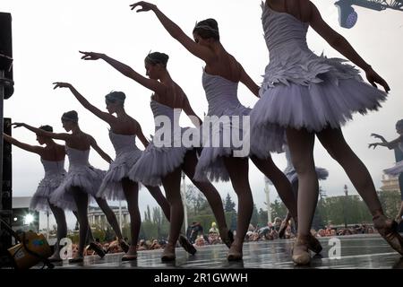 Mosca, Russia. 30th aprile 2023. Esecuzione della troupe del Balletto Imperiale Russo con il programma 'Melodia dell'acqua' su una tappa del VDNH in onore del lancio delle fontane, a Mosca, Russia Foto Stock