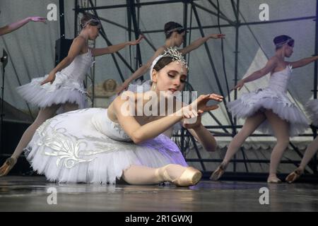 Mosca, Russia. 30th aprile 2023. Esecuzione della troupe del Balletto Imperiale Russo con il programma 'Melodia dell'acqua' su una tappa del VDNH in onore del lancio delle fontane, a Mosca, Russia Foto Stock