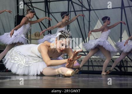 Mosca, Russia. 30th aprile 2023. Esecuzione della troupe del Balletto Imperiale Russo con il programma 'Melodia dell'acqua' su una tappa del VDNH in onore del lancio delle fontane, a Mosca, Russia Foto Stock