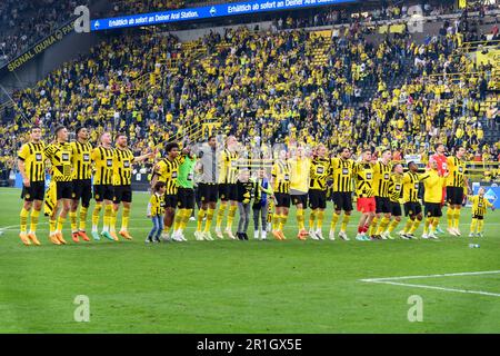 I giocatori di Dortmund sono contenti dopo la partita davanti agli appassionati della tribuna sud sulla vittoria, Calcio 1st Bundesliga, 32nd matchday, Borussia Dortmund (DO) - Borussia Monchengladbach (MG) 5: 2, il 13th maggio 2023 a Dortmund/Germania. Foto Stock