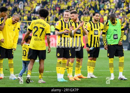 Marco REUS (mi., DO) e i giocatori di Dortmund sono contenti dopo la partita davanti agli appassionati dei tribunali meridionali sulla vittoria, calcio 1st Bundesliga, 32nd matchday, Borussia Dortmund (DO) - Borussia Monchengladbach (MG) 5:2, il 13 maggio 2023 a Dortmund/ Germania. Foto Stock