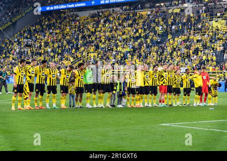 I giocatori di Dortmund sono contenti dopo la partita davanti agli appassionati della tribuna sud sulla vittoria, Calcio 1st Bundesliga, 32nd matchday, Borussia Dortmund (DO) - Borussia Monchengladbach (MG) 5: 2, il 13th maggio 2023 a Dortmund/Germania. Foto Stock