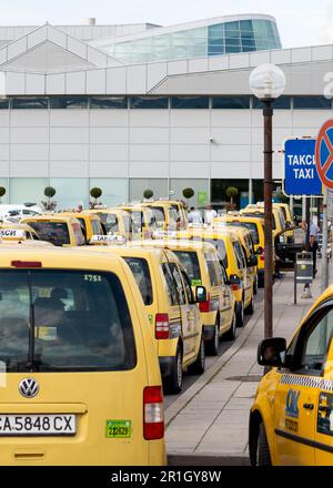 Aeroporto di Sofia Terminal 2 taxi e taxi in coda, Sofia, Bulgaria, Europa orientale, Balcani, UE Foto Stock