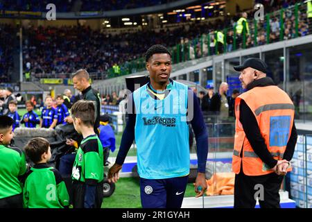 Milano, Italia. 13th maggio, 2023. Denzel Dumfries dell'Inter ha visto prima della Serie Un match tra Inter e Sassuolo a Giuseppe Meazza a Milano. (Photo Credit: Gonzales Photo/Alamy Live News Foto Stock