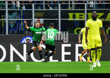 Milano, Italia. 13th maggio, 2023. Domenico Berardi (10°) di Sassuolo segna ma il traguardo è sconsentito dopo VAR-review durante la Serie A match tra Inter e Sassuolo a Giuseppe Meazza a Milano. (Photo Credit: Gonzales Photo/Alamy Live News Foto Stock