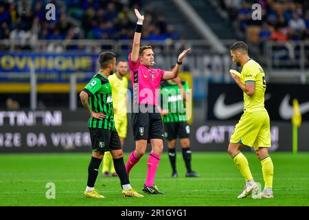 Milano, Italia. 13th maggio, 2023. L'arbitro Matteo Marcenaro ha visto durante la Serie Un match tra Inter e Sassuolo a Giuseppe Meazza a Milano. (Photo Credit: Gonzales Photo/Alamy Live News Foto Stock