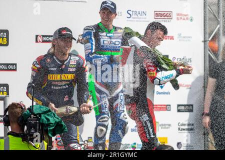 Portstewart, Regno Unito. 13th maggio, 2023. Glenn Irwin sul podio dopo aver vinto la gara di classe Superbike sponsorizzata da Anchor Bar al Northwest 200. Posizioni 1st. Glenn Irwin. 2nd Davey Todd. 3rd Dean Harrison. Credit: Bonzo/Alamy Live News Foto Stock