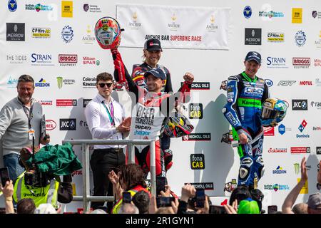 Portstewart, Regno Unito. 13th maggio, 2023. Glenn Irwin sul podio dopo aver vinto la gara di classe Superbike sponsorizzata da Anchor Bar al Northwest 200. Posizioni 1st. Glenn Irwin. 2nd Davey Todd. 3rd Dean Harrison. Credit: Bonzo/Alamy Live News Foto Stock