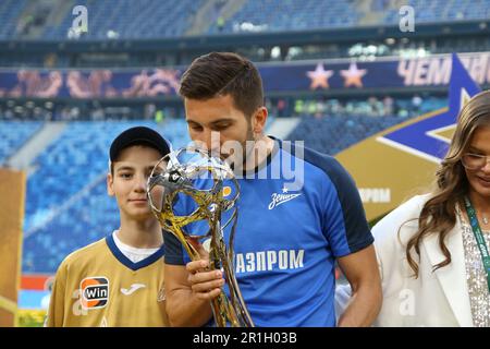 San Pietroburgo, Russia. 13th maggio, 2023. Aleksei Sutormin (19), Zenit Football Club celebra dopo la partita del 27th ° turno della stagione Russian Premier League 2022/2022, Zenit - Krasnodar, dove dopo gli Zenit giocatori sono state premiate medaglie d'oro. Zenit 2:2 Krasnodar. (Foto di Konstantinov/SOPA Images/Sipa USA) Credit: Sipa USA/Alamy Live News Foto Stock