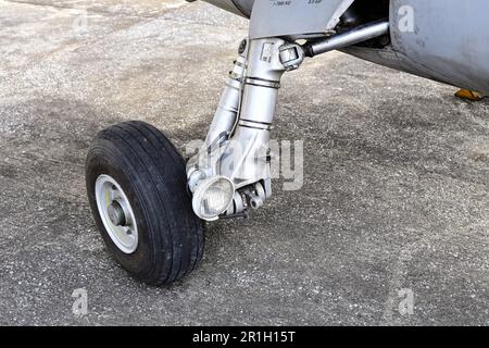 Carrello d'atterraggio principale del jet da combattimento leggero. Foto Stock