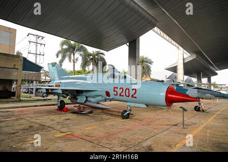 Caccia polivalente supersonico sovietico Mikoyan-Gurevich MIG-21 con l'emblema della forza aerea popolare del Vietnam, mostra al museo della Royal Thai Air Force. Foto Stock