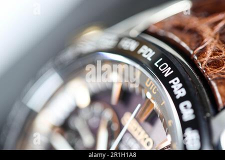 Primo piano, fuso orario poco profondo, codice città sulla lunetta dell'orologio di lusso mondiale, LON London. Foto Stock