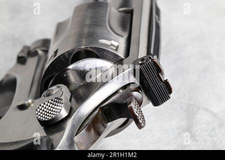 La pistola a revolver compatta, j-frame M60 pistola vista laterale posteriore sinistra, con cilindro chiuso preparare per l'uso isolato su sfondo bianco. Foto Stock