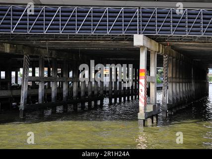 Sottostruttura di cemento ponte sull'acqua, può vedere molti di conchting o pilastro per sostenere il peso della struttura. Foto Stock