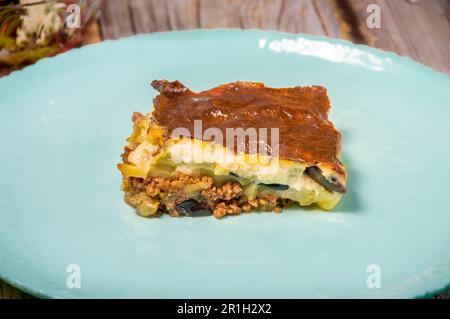 Moussaka greca tradizionale con melanzane, carne macinata e patate Foto Stock