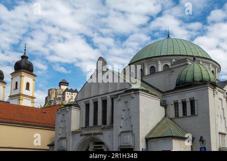 Vista laterale anteriore della vecchia sinagoga ebraica costruita nel 1913, dall'architetto berlinese Richard Scheibner con elementi bizantini e Maur-Oriental che oggi serve un centro culturale nella città di Trencín, nella Slovacchia occidentale. Foto Stock