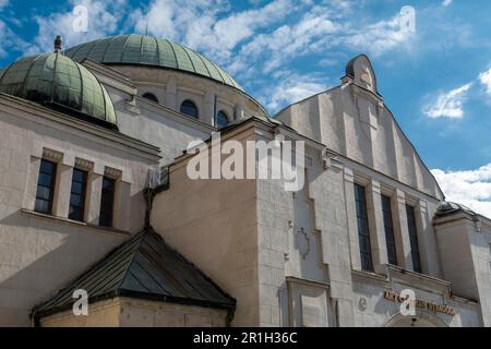 Vista laterale anteriore della vecchia sinagoga ebraica costruita nel 1913, dall'architetto berlinese Richard Scheibner con elementi bizantini e Maur-Oriental che oggi serve un centro culturale nella città di Trencín, nella Slovacchia occidentale. Foto Stock