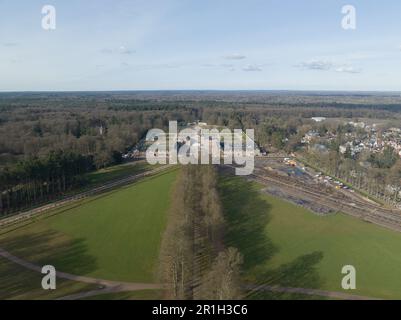 Dal suo design ornato alla sua prestigiosa storia, la maestosa bellezza di Paleis Het Loo è catturata in una splendida fotografia aerea che ti lascerà a casa Foto Stock