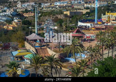 Benalmádena, Spagna, 24 novembre 2022: Il parco divertimenti Tivoli World chiuso e abbandonato a Benalmádena è stato girato dalla funivia Teleférico Foto Stock