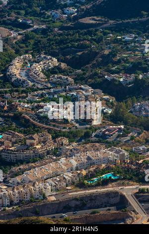 Ricco quartiere residenziale con piscine condivise a Benalmádena, Spagna, girato dall'alto Foto Stock