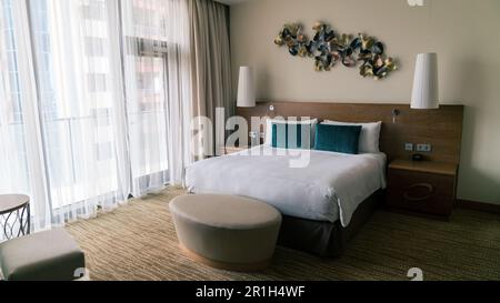 Baku, Azerbaijan - Novembre 2022: Camera d'albergo di Baku JW Marriott Absheron, un lussuoso hotel situato nel cuore di Baku, che offre viste mozzafiato Foto Stock
