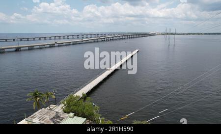 Vista aerea US 41 ponti guardando verso nord a Port Charlotte Florida USA. Foto Stock