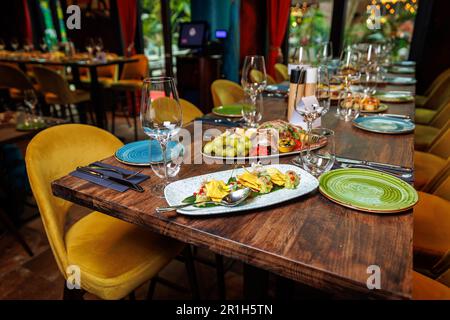 Guacamole con nachos di mais su un piatto in un ristorante Foto Stock