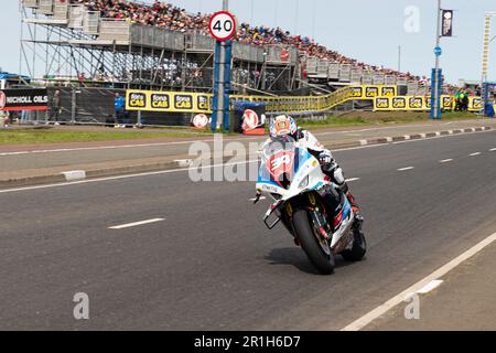 Portstewart, Regno Unito. 13th maggio, 2023. Alastair Seeley Riding a BMW - Synetic precede dopo il primo giro della gara di classe CP Hire Superstock al Northwest 200. Credit: Bonzo/Alamy Live News Foto Stock