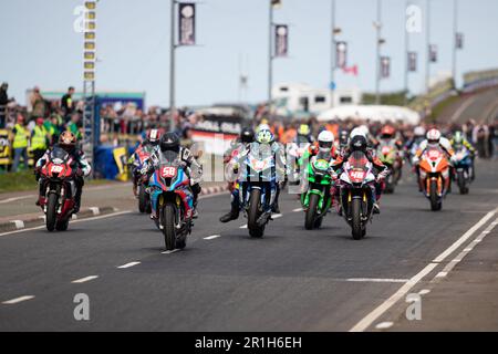 Portstewart, Regno Unito. 13th maggio, 2023. Alastair Seeley Riding a BMW - Synetic ha vinto la gara di classe CP Hire Superstock al Northwest 200. Posizioni 1st. Alastair Seeley. 2nd Michael Dunlop. 3rd Dean Harrison Credit: Bonzo/Alamy Live News Foto Stock