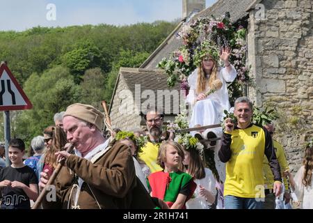 Randwick WAP, un cotswold villaggi tradizionale celebration di spring.A piccolo villaggio vicino Stroud. La regina WAP Foto Stock